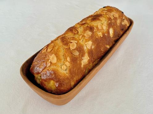 Козунак с шоколад и бадеми, печен в глинен съд (продълговата форма)